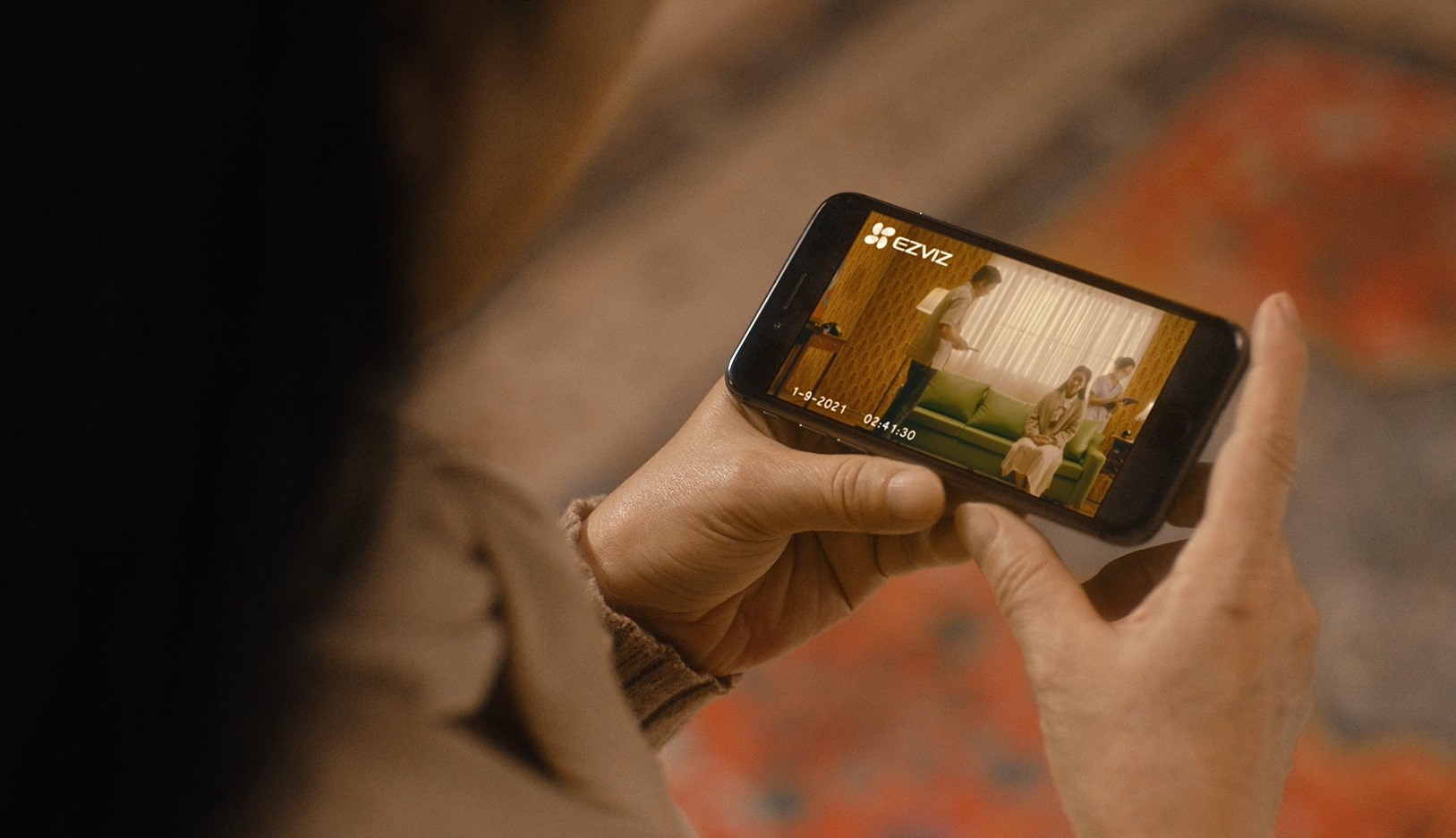 Emcee L (Da LAB)  kết hợp cùng EZVIZ để kể câu chuyện tình yêu qua hàng thập kỷ